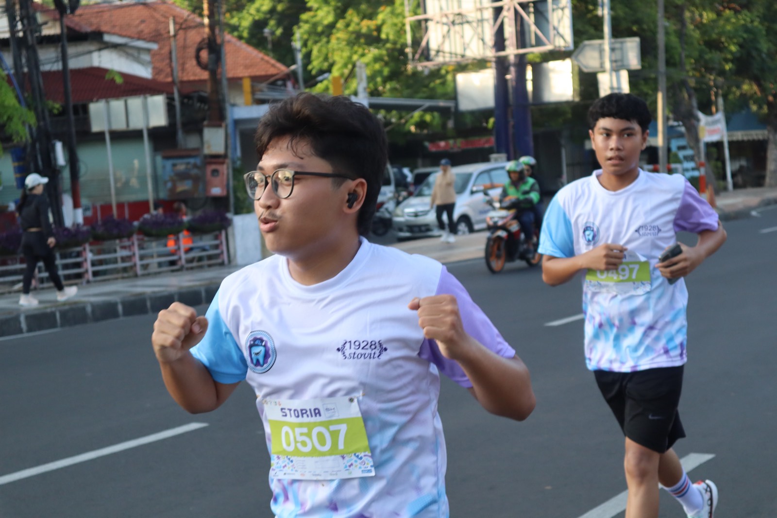 Peserta berlari bersama keluarga di pagi hari