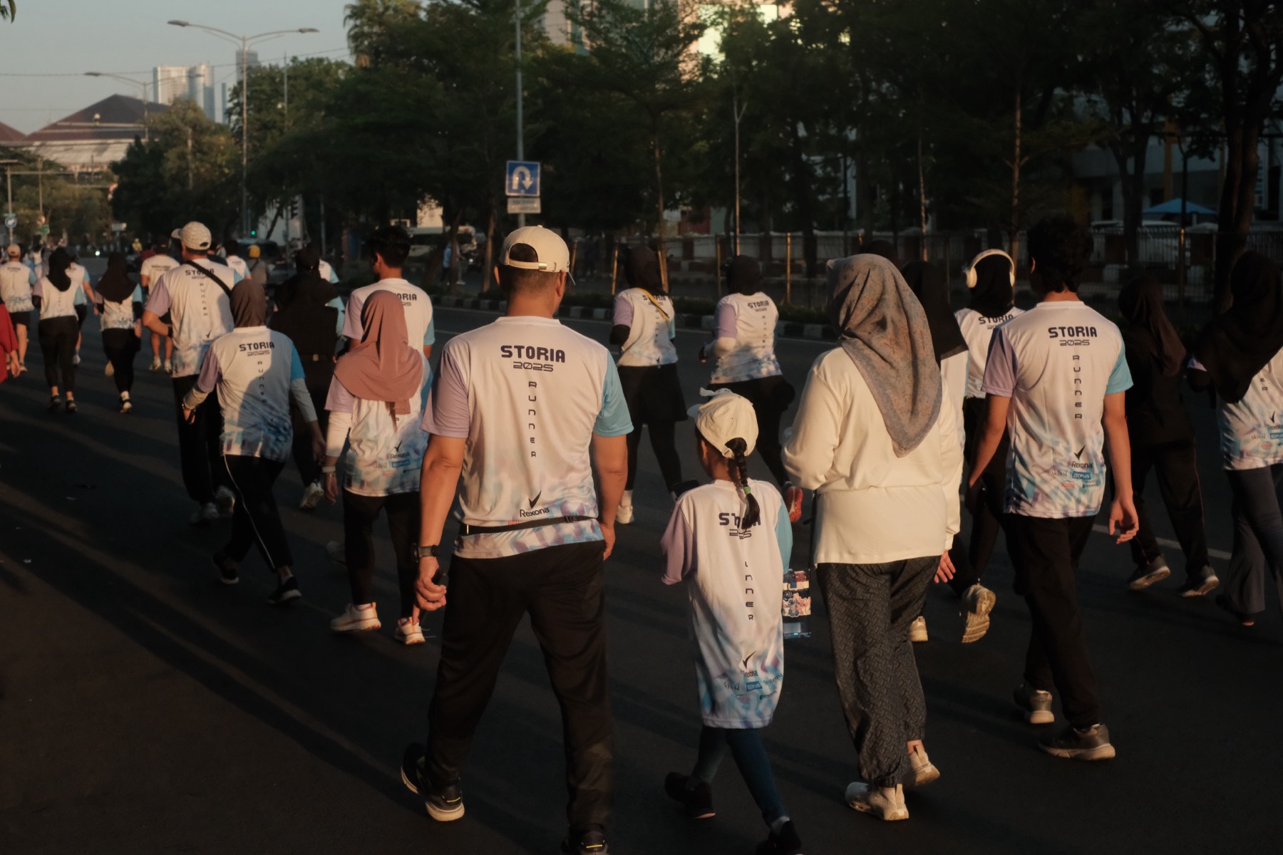 Peserta berjalan menyusuri rute saat matahari pagi