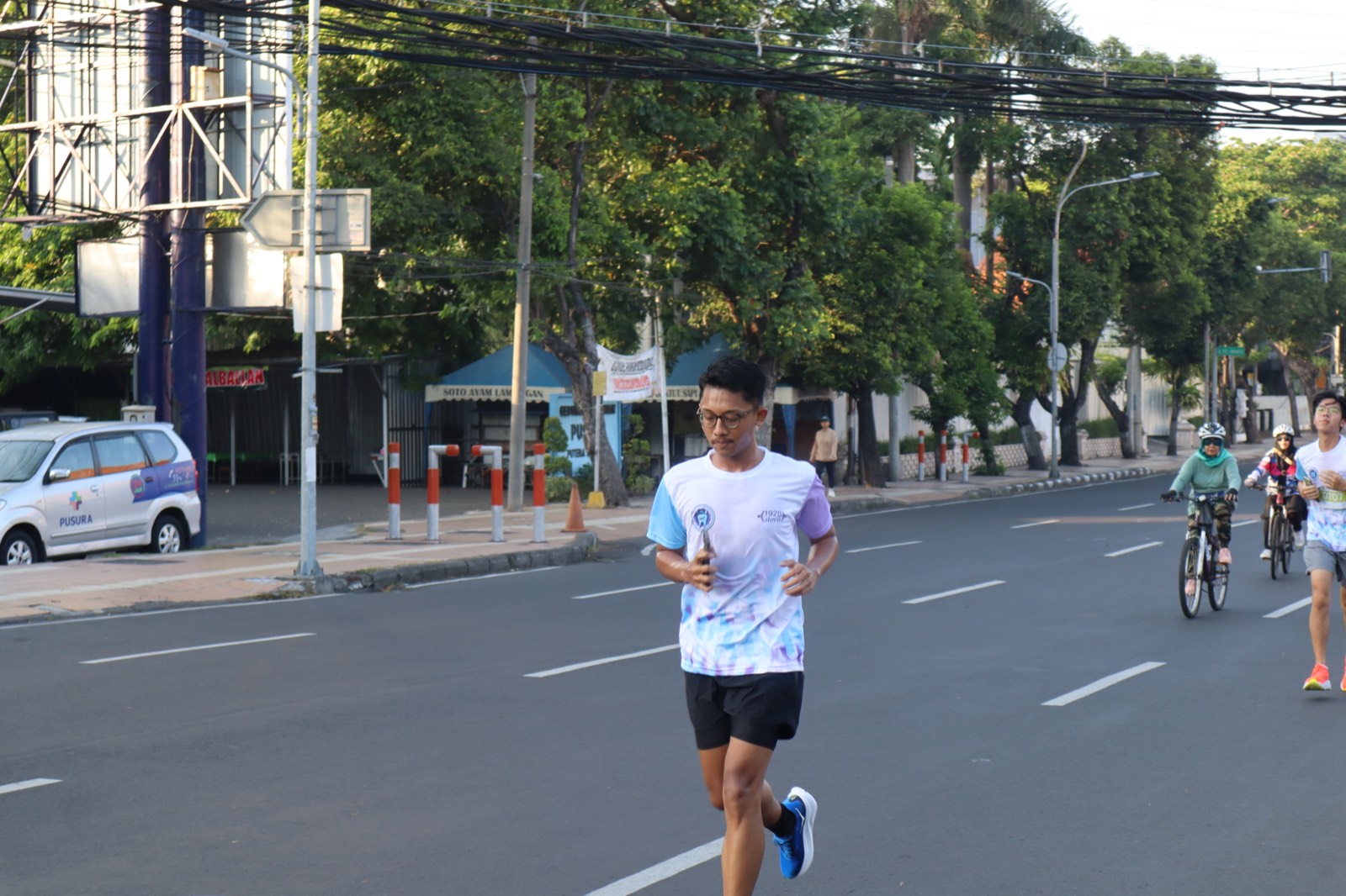 Seorang peserta berlari menyusuri jalan yang lengang
